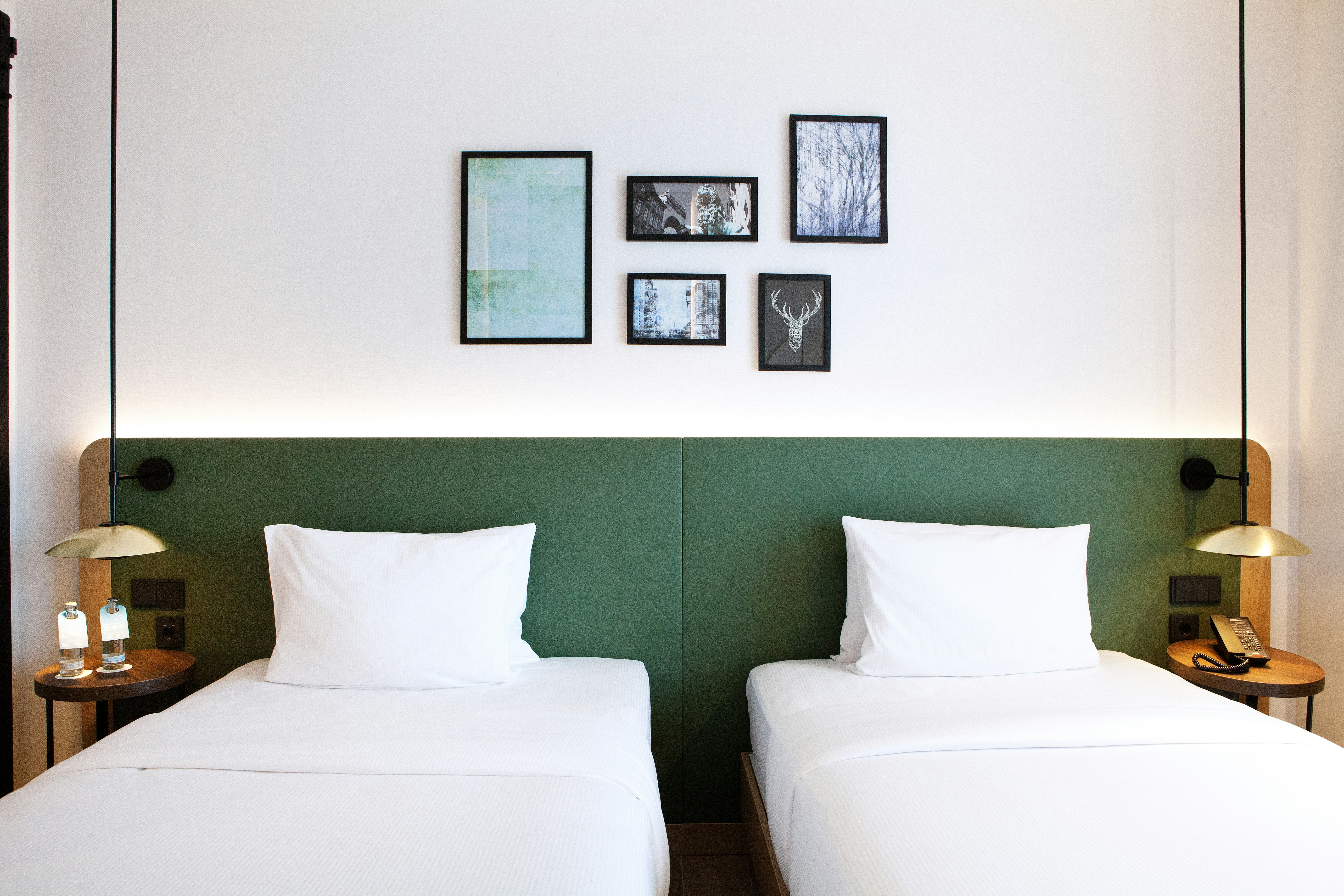 ROOM, TWIN BEDS