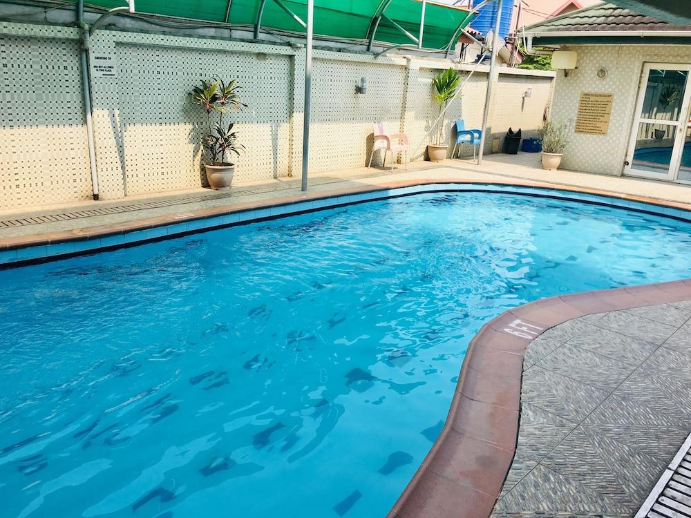 Hipoint Hotel and Suites 17/25