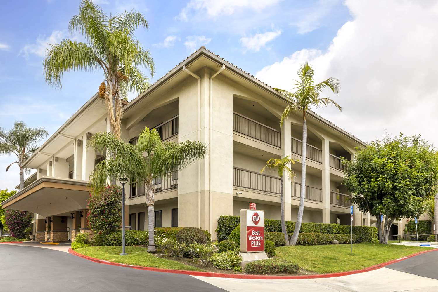 Best Western Plus Orange County Airport North 16/19