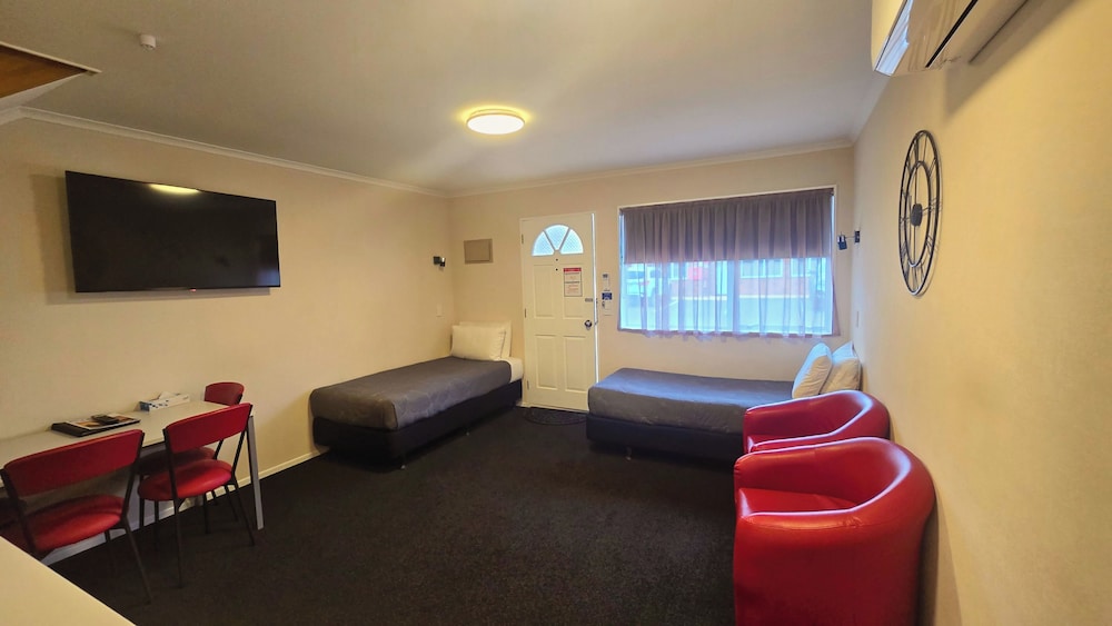 Carramar Motor Inn 46/64