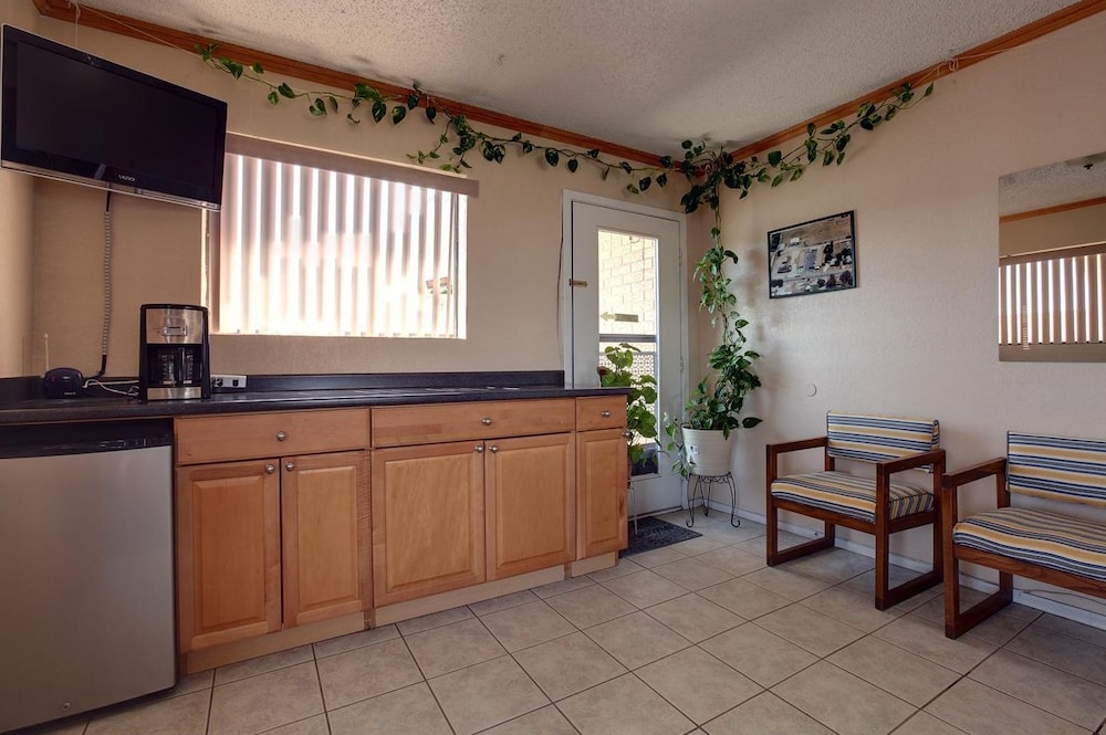 Americas Best Value Inn Comanche 5/12