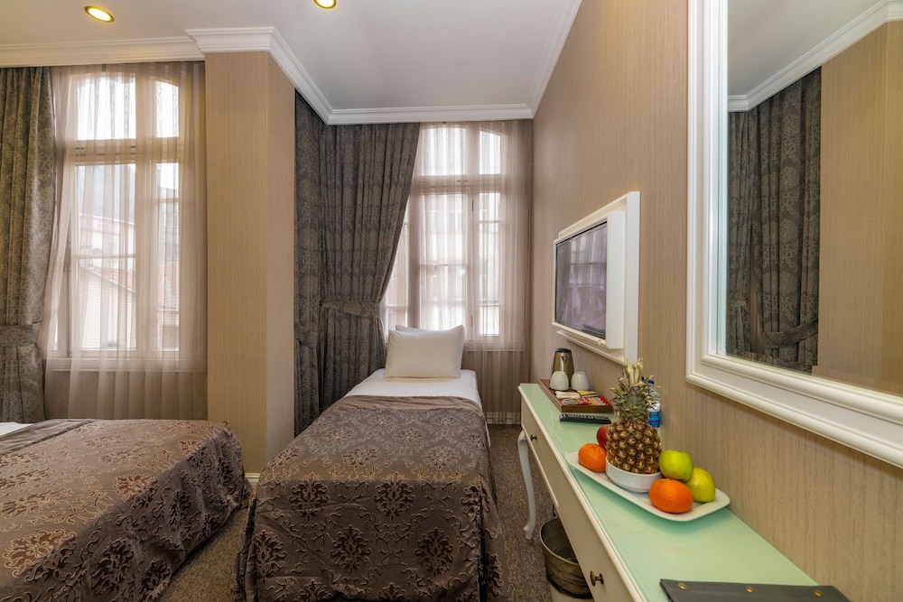 Alpek Hotel 66/67