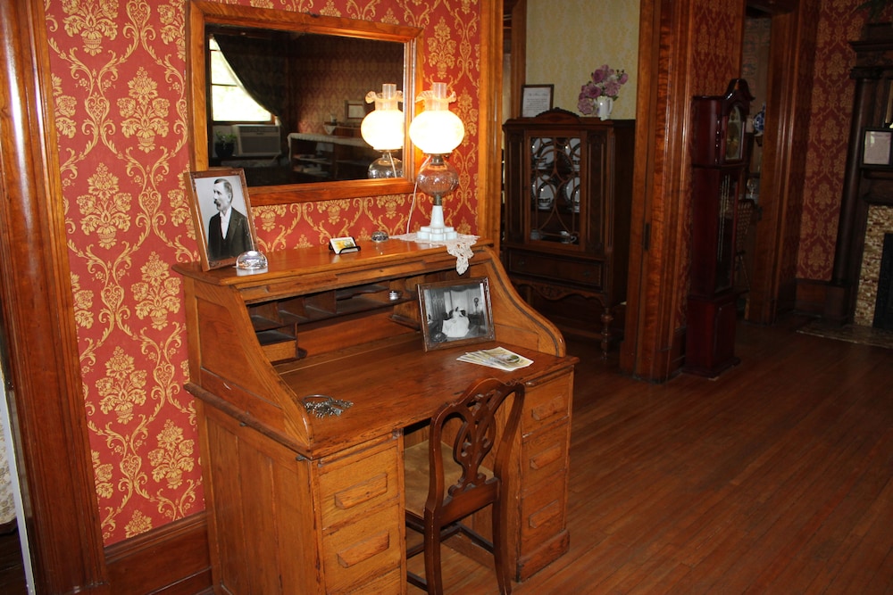 Victorian Charm Inn 27/47