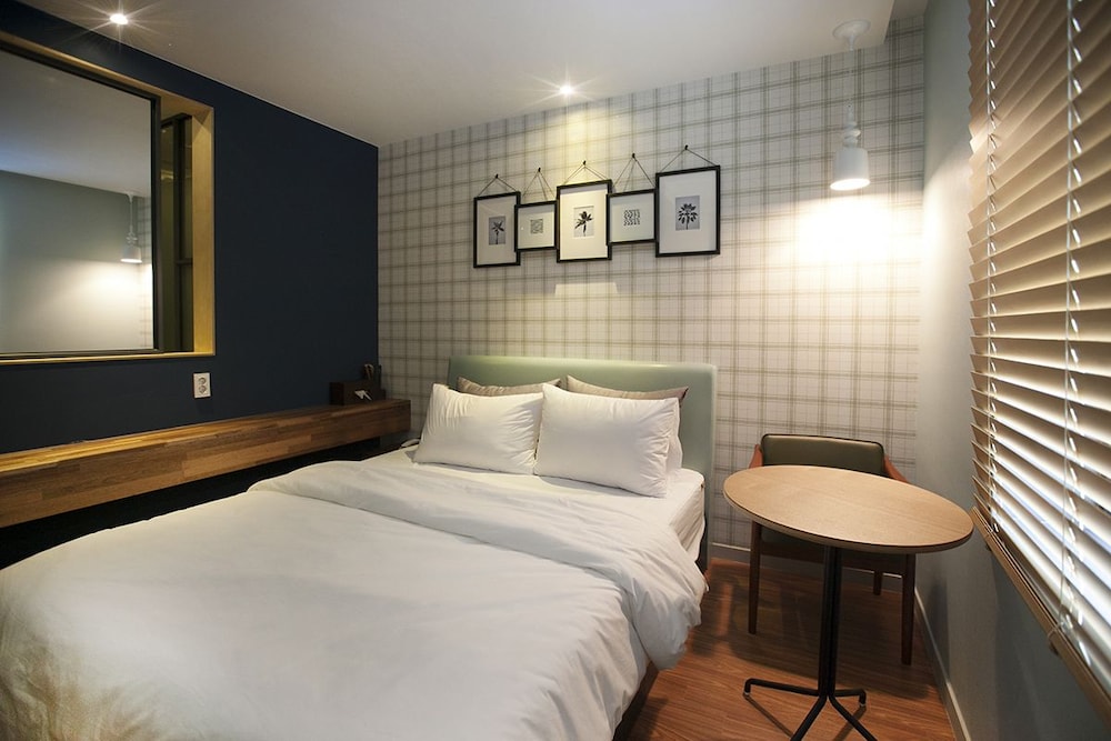 Brown Dot Hotel 12/39