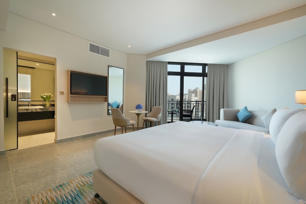 ROOM, KING BED, BALCONY