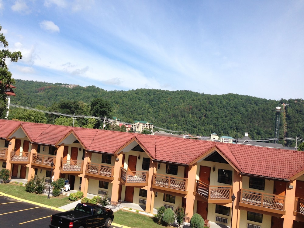 Super 8 by Wyndham Downtown Gatlinburg at Convention Center 5/23