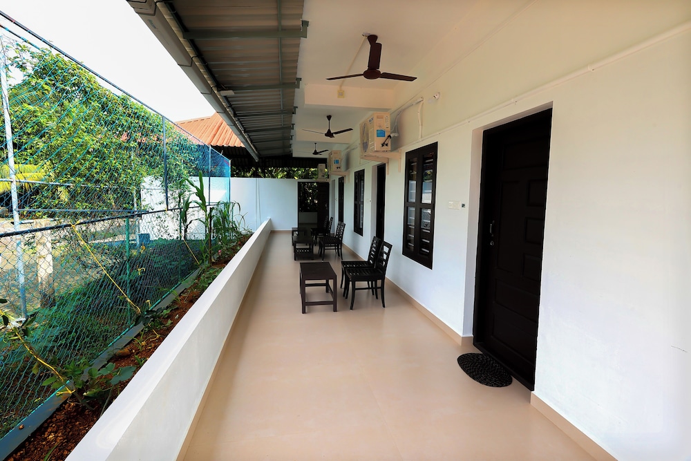 غرفة قياسية بسرير كوين، Illikkalam Lakeside Cottages 2/3