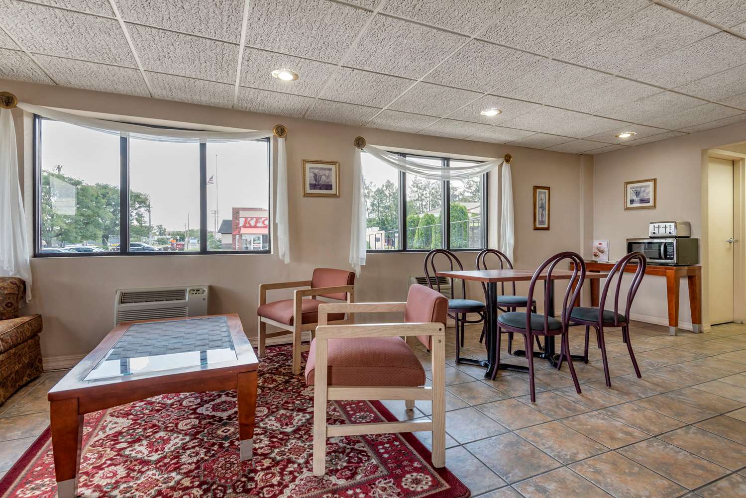 Econo Lodge Dewitt I-90 23/33