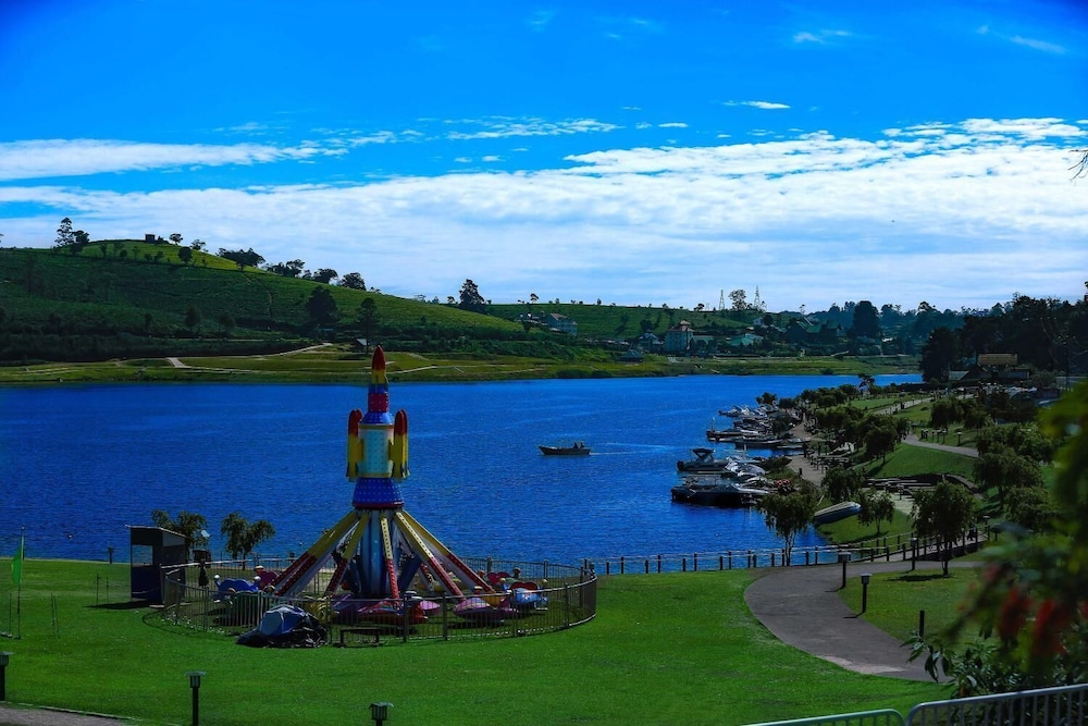 Royal Lake Hotel 29/33