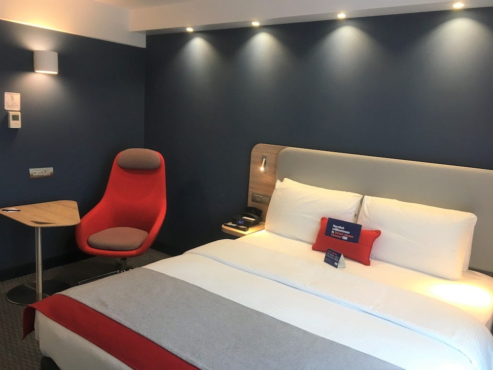 HOLIDAY INN EXPRESS ZURICH AIRPORT 17/80