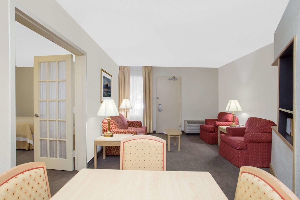 Hotel Carolina a Days Inn by Wyndham 18/35