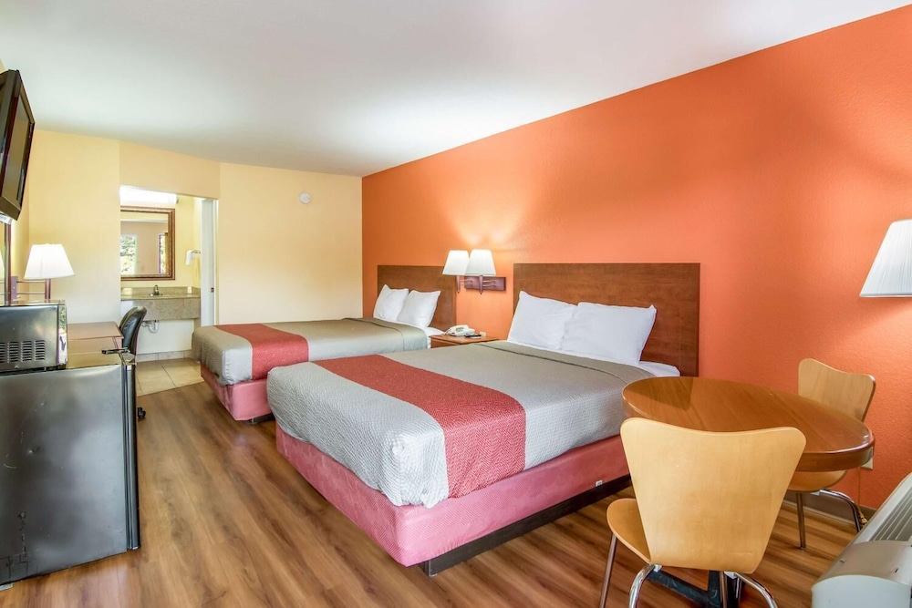 Rodeway Inn and Suites Macon 15/45