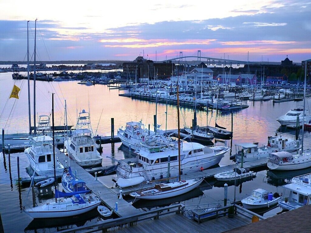 The Newport Harbor Hotel and Marina 24/58