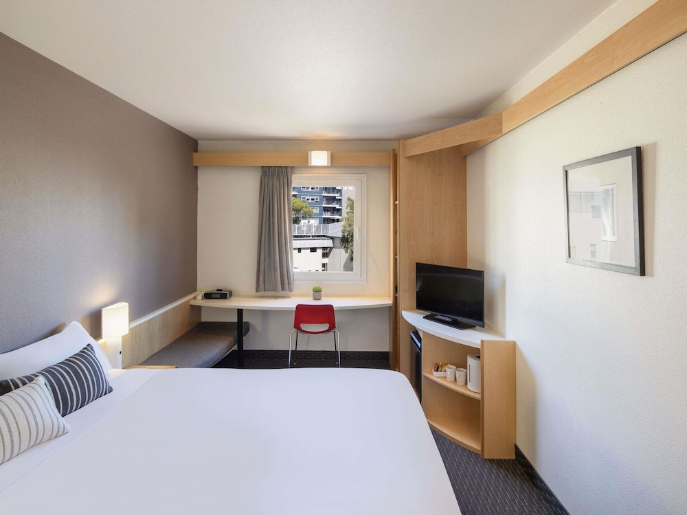 STANDARD, QUEEN BED
