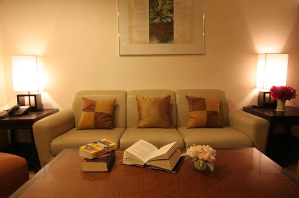 Rose Hotel 40/50