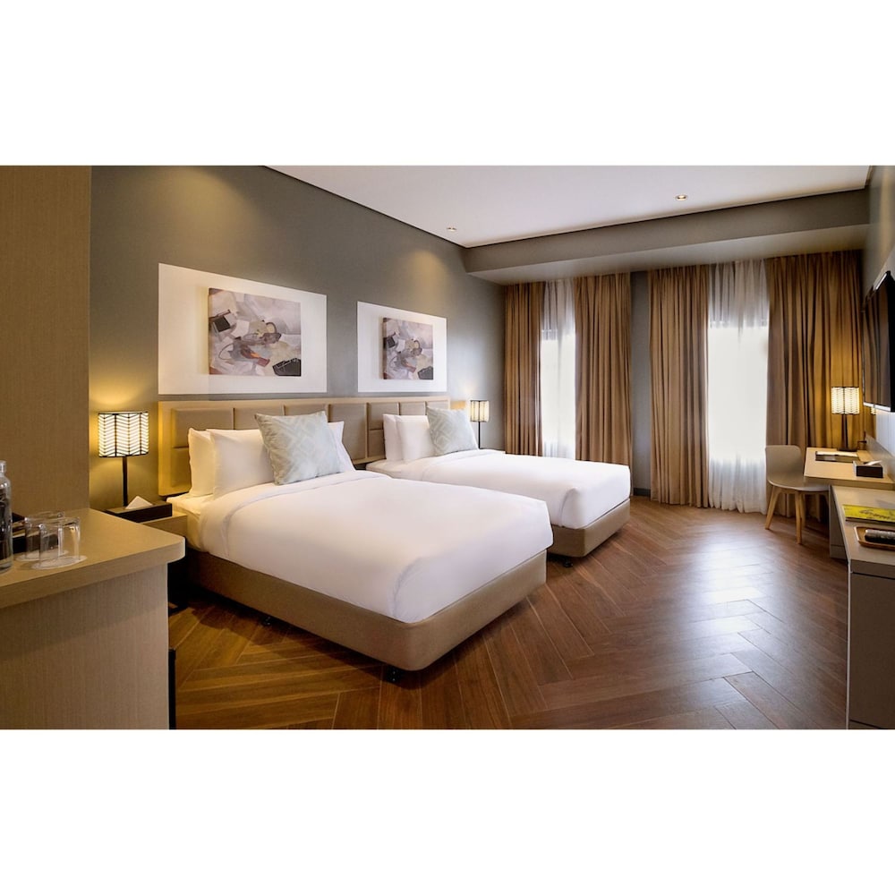 Summit Hotel Greenhills 10/61