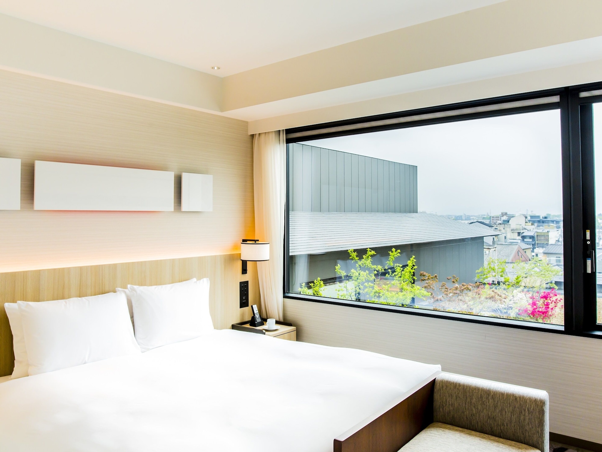 SUITE, KING BED, BATHTUB