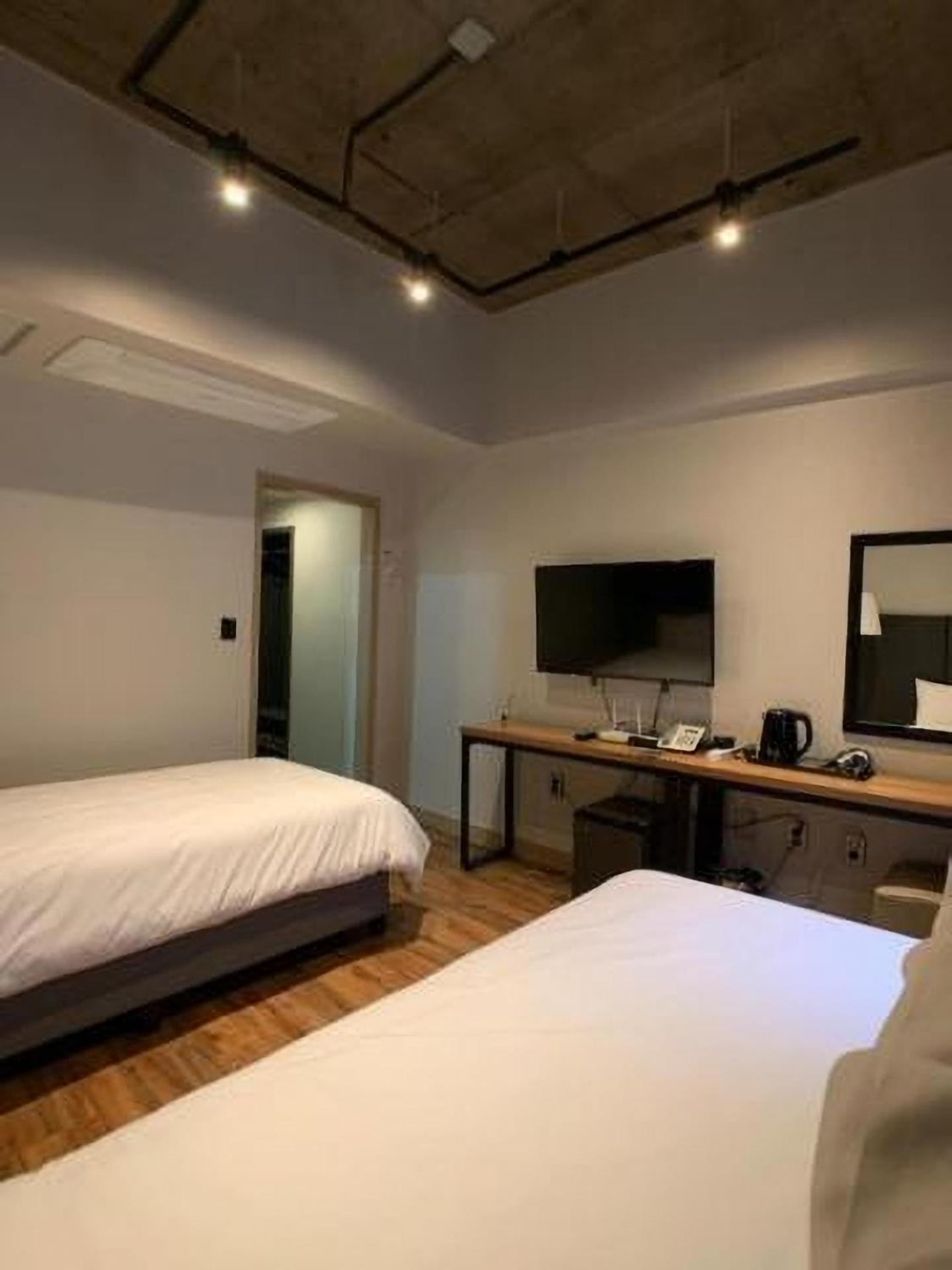 Renaissance Hotel - Hostel 8/23