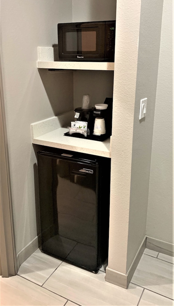 La Quinta Inn & Suites by Wyndham DFW West-Glade Parks 21/47