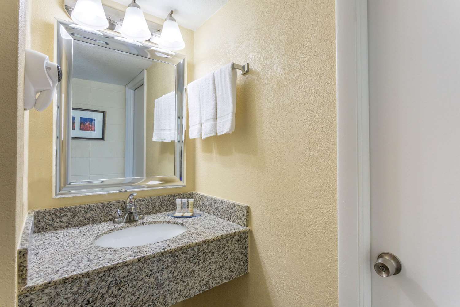 Howard Johnson by Wyndham Virginia Beach At The Beach 22/24