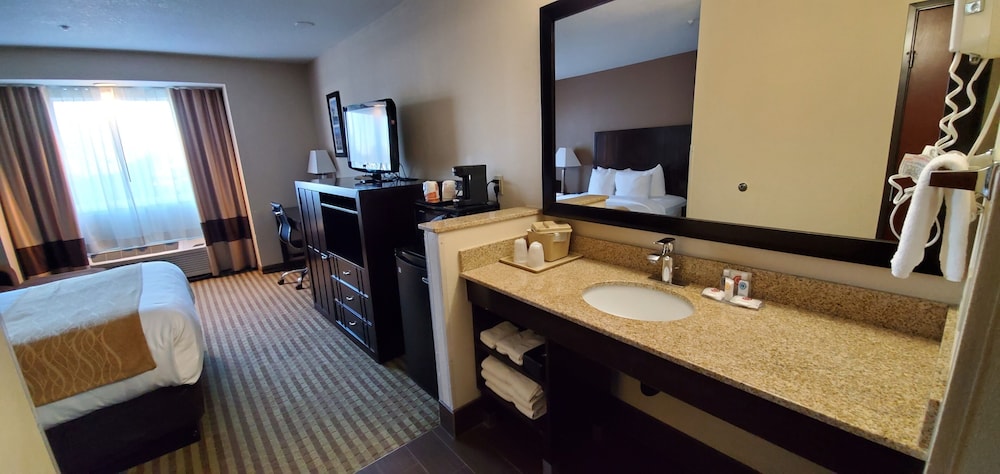 Comfort Inn Portland near I-84 and I-205 26/28
