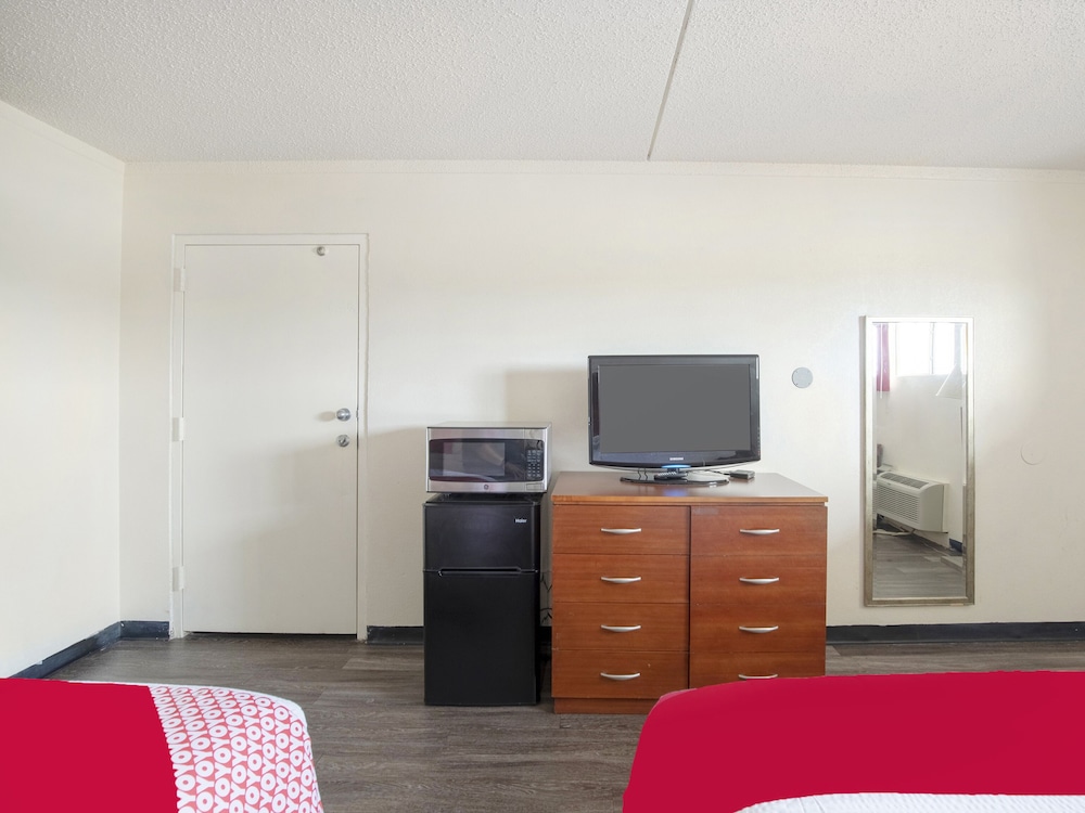 Oyo Hotel San Antonio Lackland AFB/Seaworld Hwy 90 W 39/52