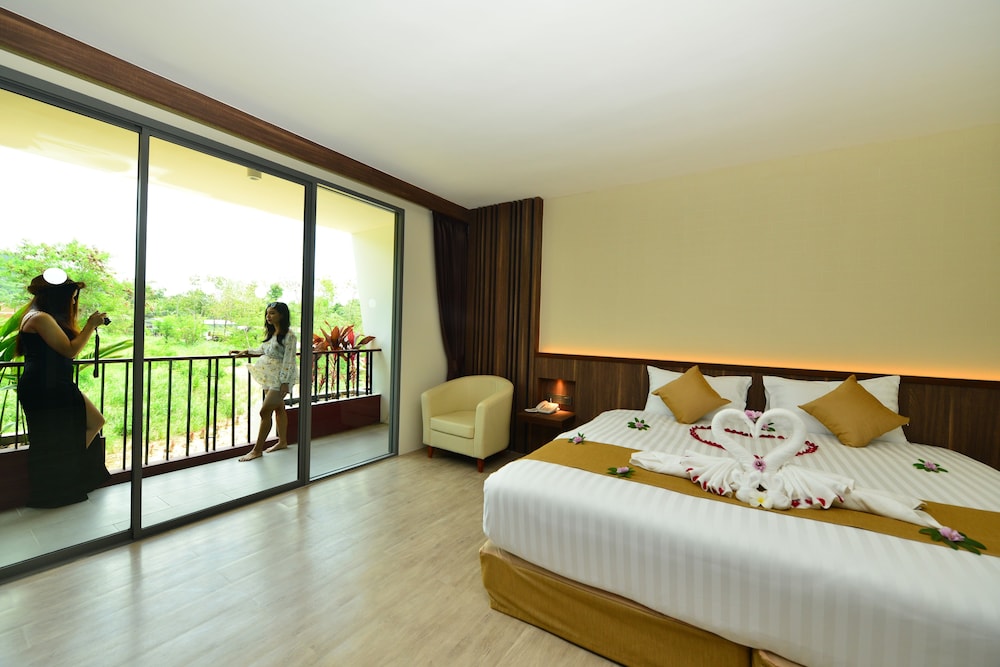 DELUXE, DOUBLE OR TWIN BED