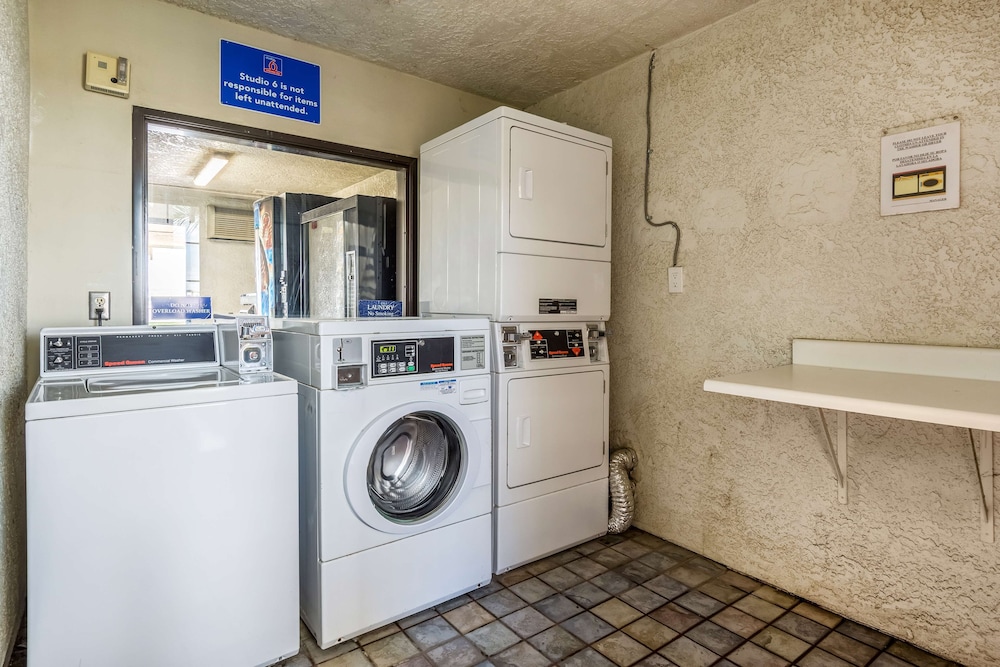 Studio6 Buttonwillow, CA 32/35
