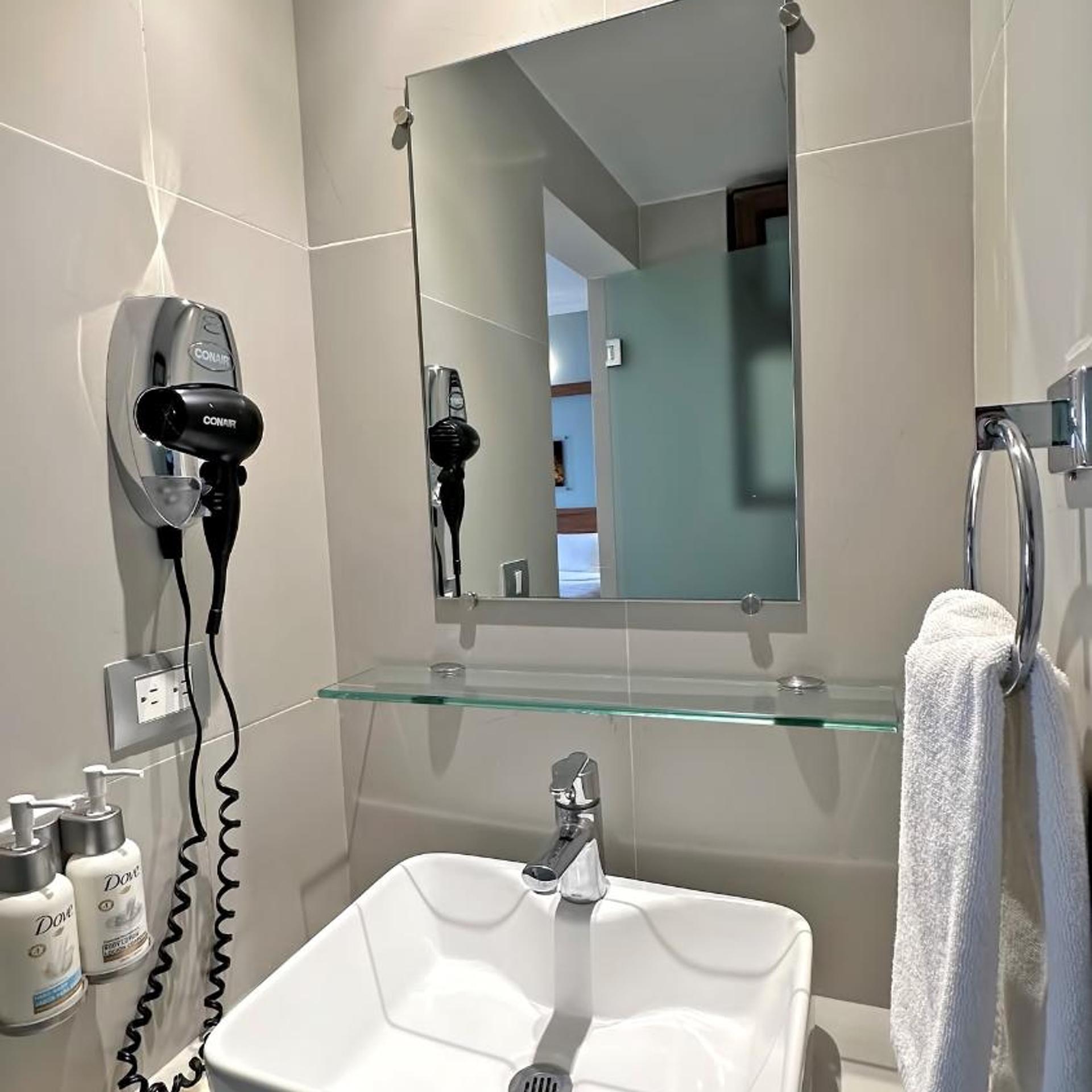 جناح جونيور، The Ritz Ex Tulip Inn 9/10