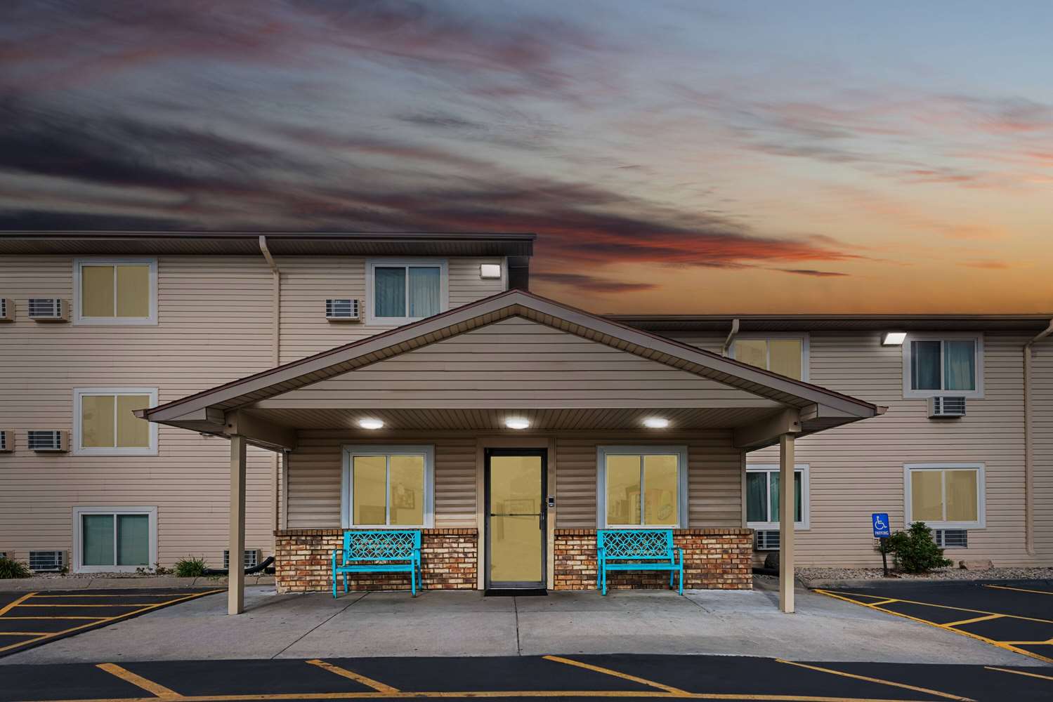 Super 8 by Wyndham Council Bluffs IA Omaha NE Area 3/13