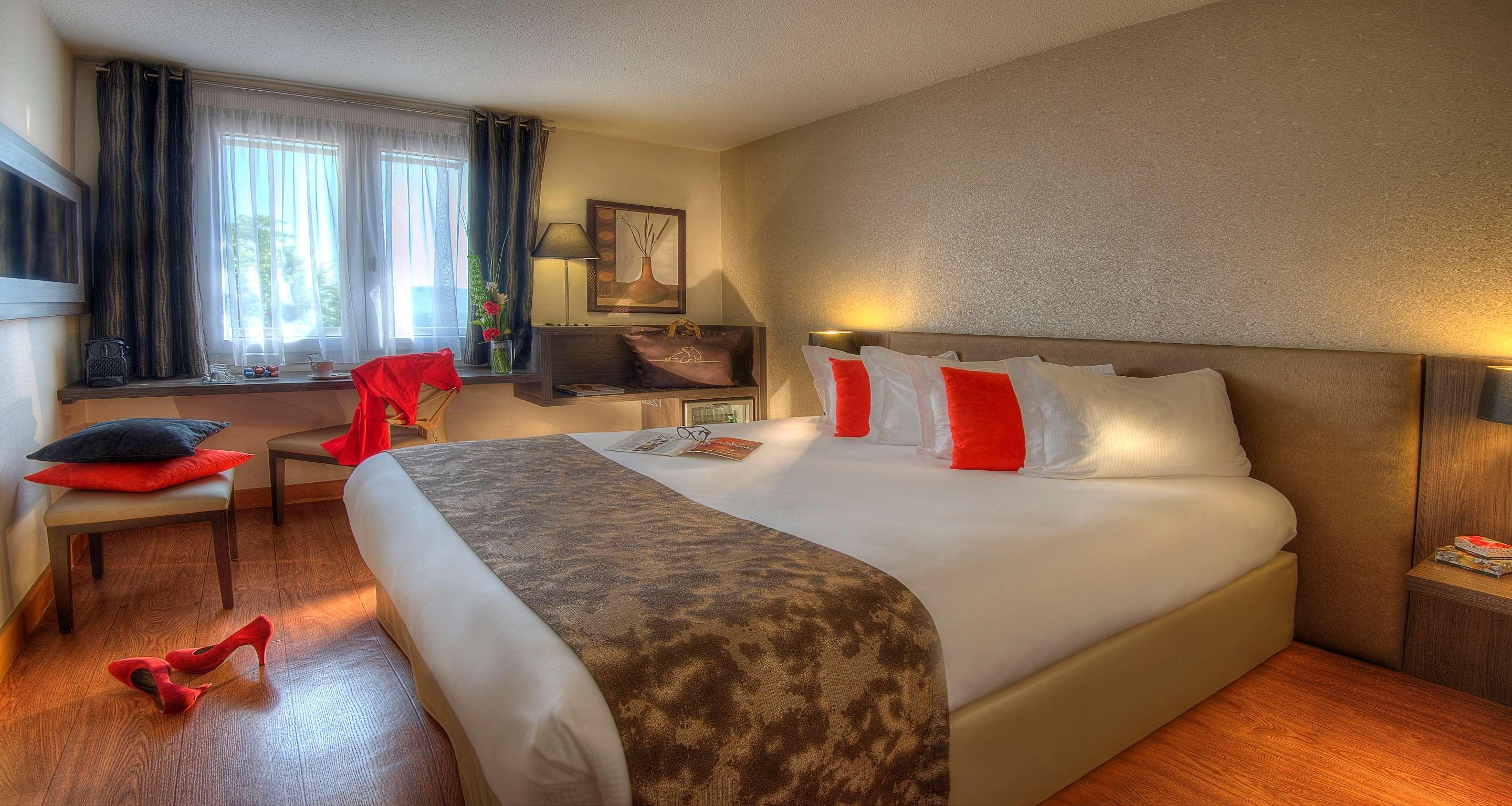 Junior Suite, King Bed, 2 Bathrooms, Sofa, Living Area