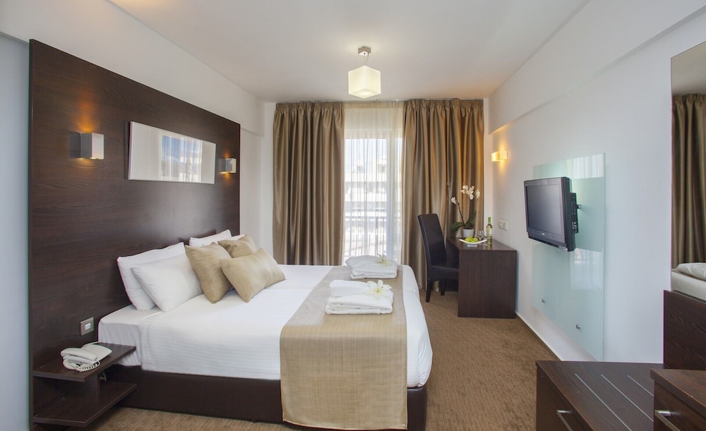 ibis Styles Larnaca Finikoudes Beach 20/32