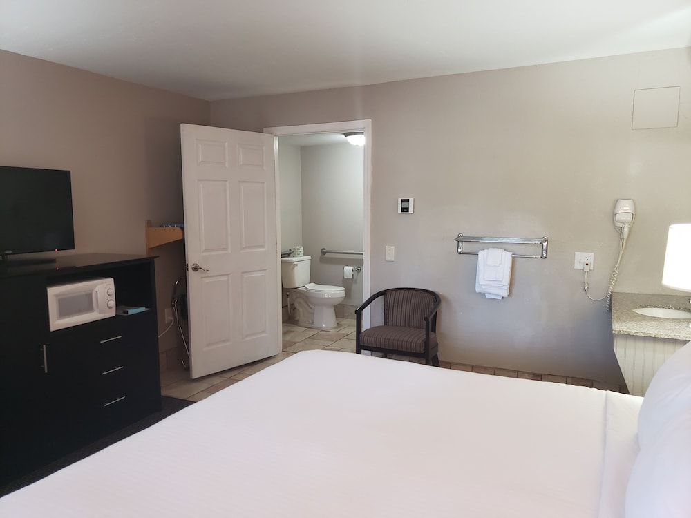 Travelodge by Wyndham Traverse City MI 10/27