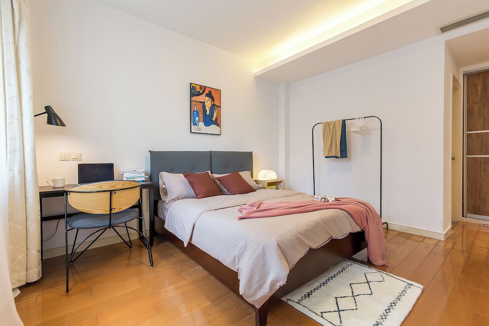 2 Bedrooms, Senior, Apartment, 2 Queen Beds, Kitchen، Book and Bed-People's Square 3/10