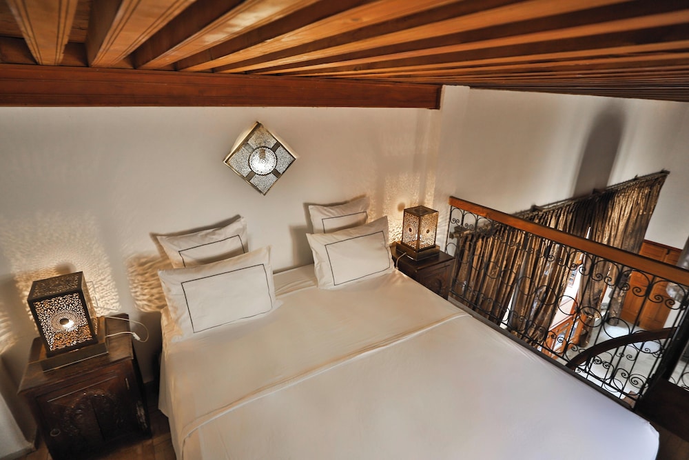 ROYAL, SUITE