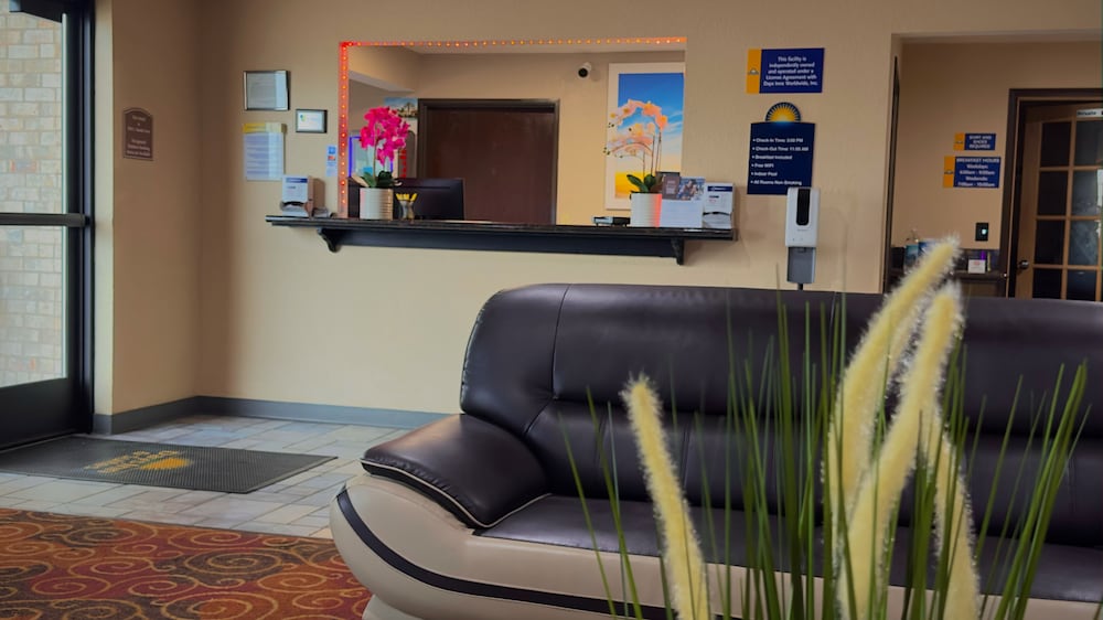 Days Inn & Suites by Wyndham Kaukauna WI 49/58