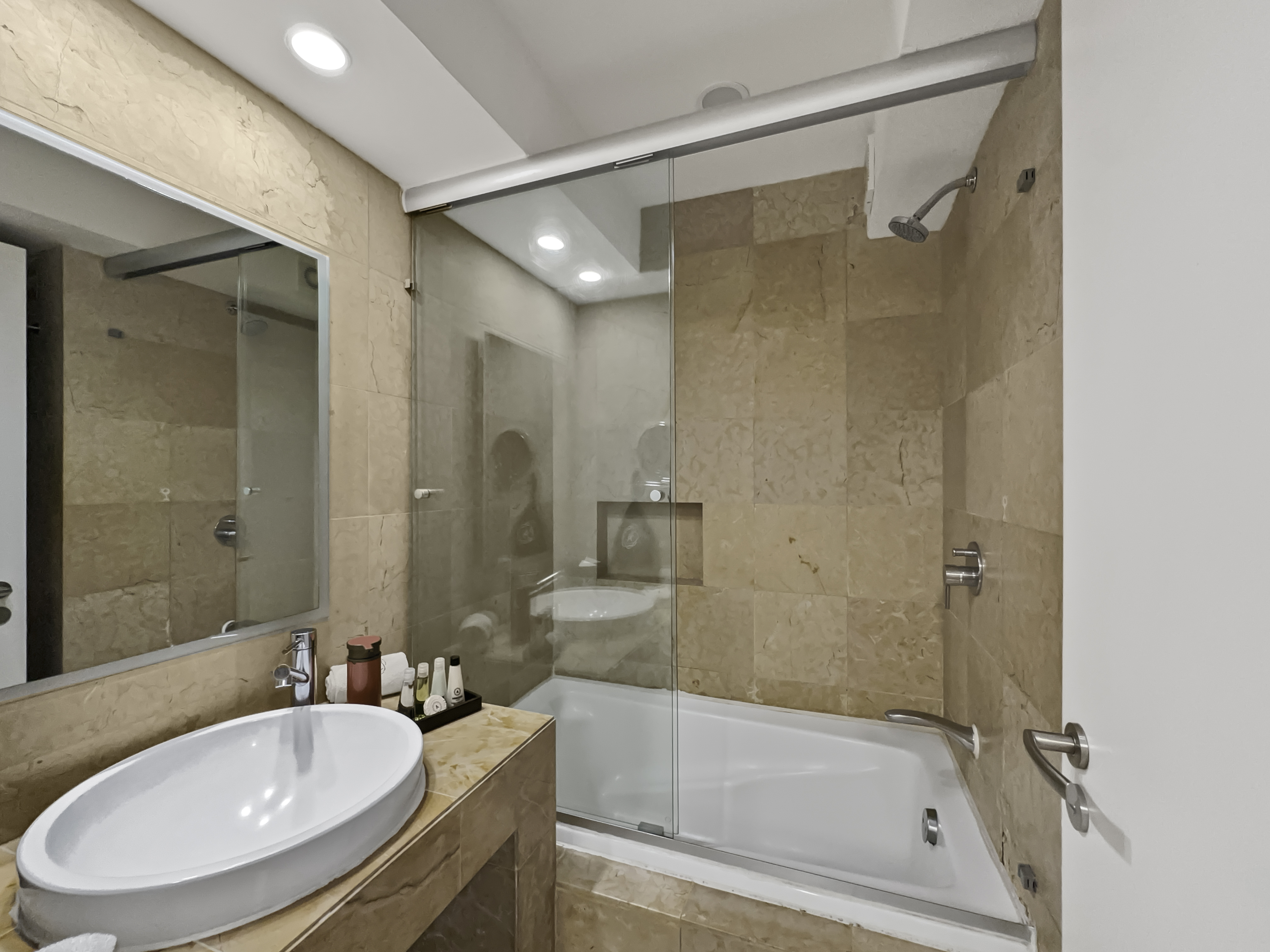 جناح ديلوكس بسرير كوين، Armonik Suites 2/2