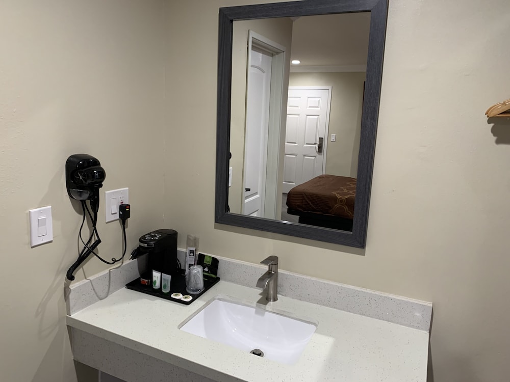 Pacific Inn Anaheim 20/24