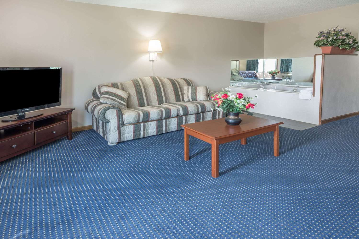 Super 8 by Wyndham O'Fallon MO/St. Louis Area 6/9