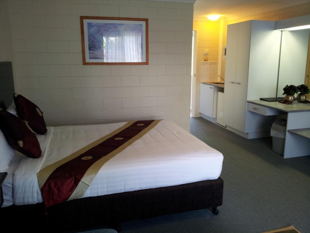 ADMIRAL NELSON MOTOR INN 18/52