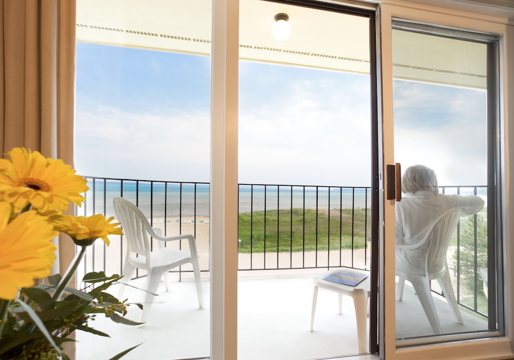 Pointes North Beachfront Hotel 37/72