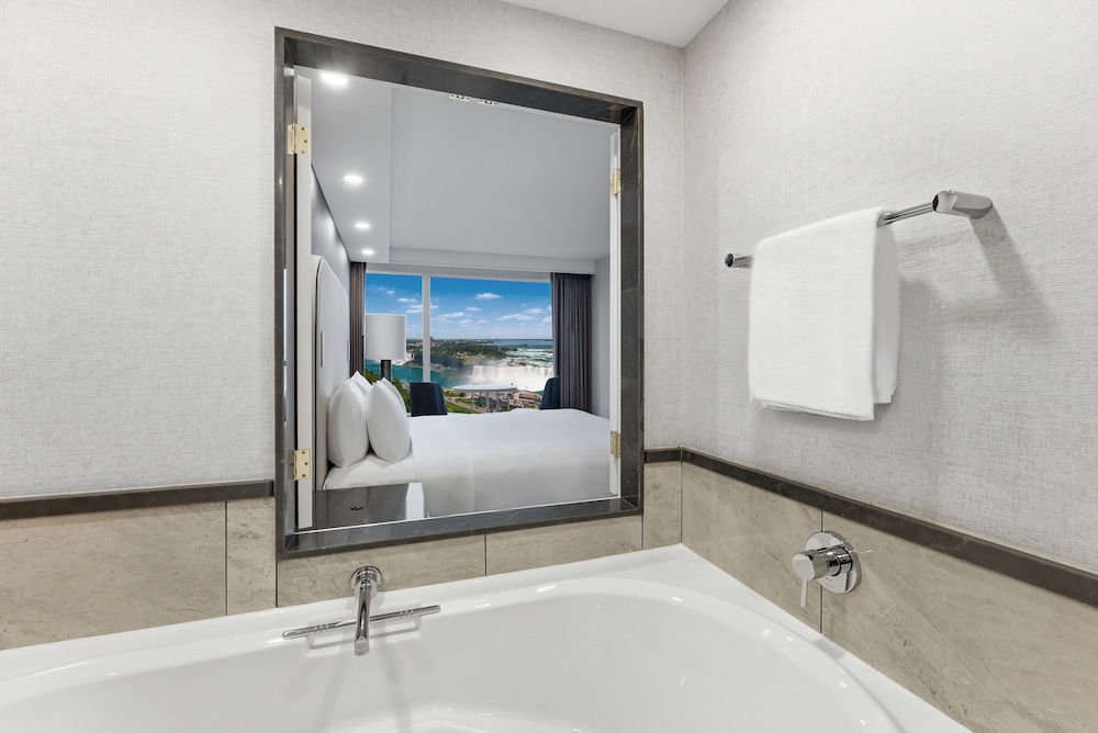 Presidential, Premium, Junior Suite, King Bed, Falls View, Sofa, Jetted Tub، Embassy Suites By Hilton Niagara Falls Fallsview 3/5