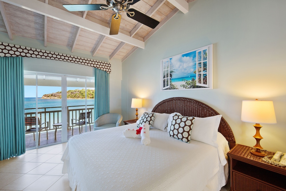 Pineapple Beach Club - Adults Only 18/40