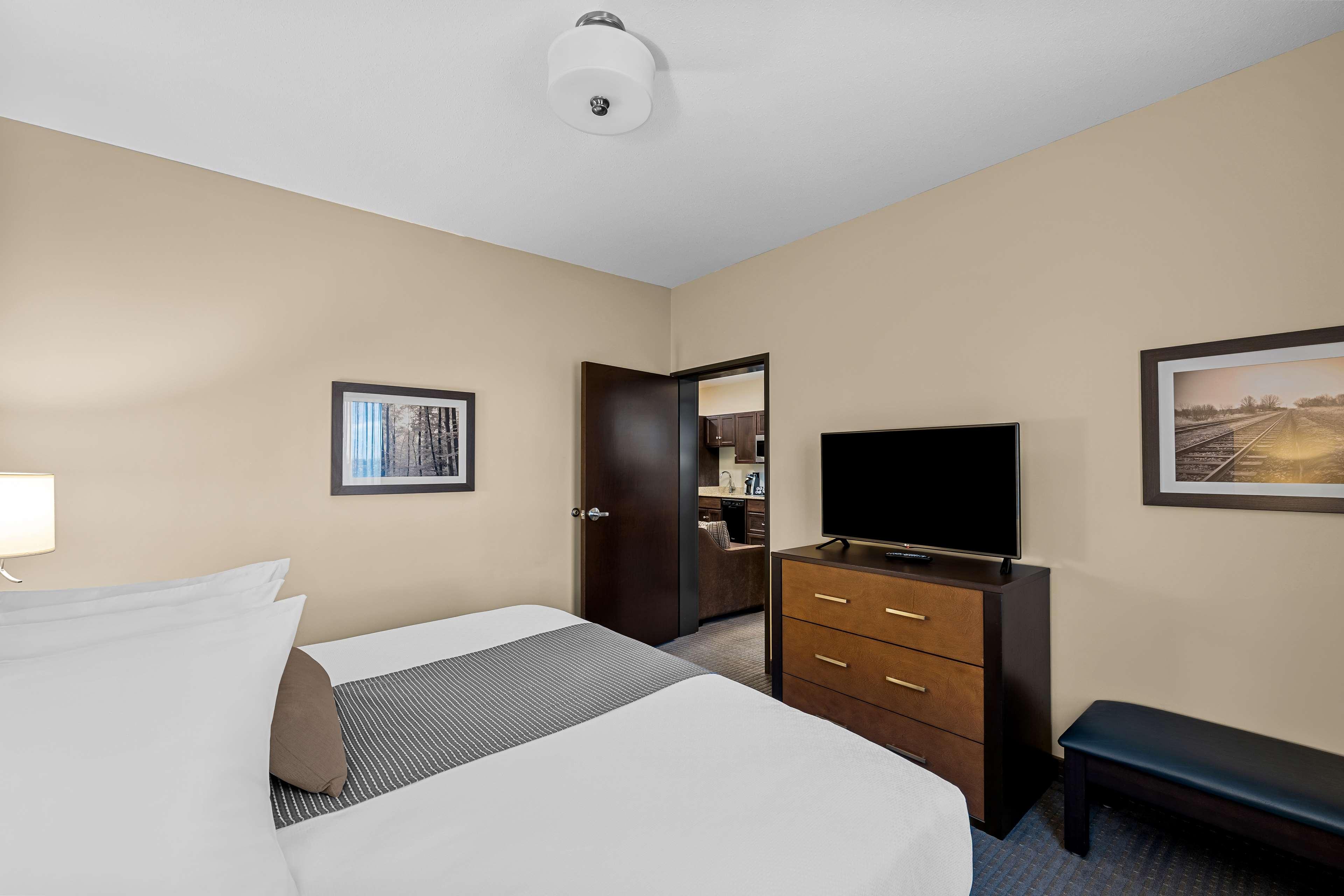 Suite, King Bed, Sofa, Kitchen, Accessible, Best Western Plus Lacombe Inn and Suites 2/3