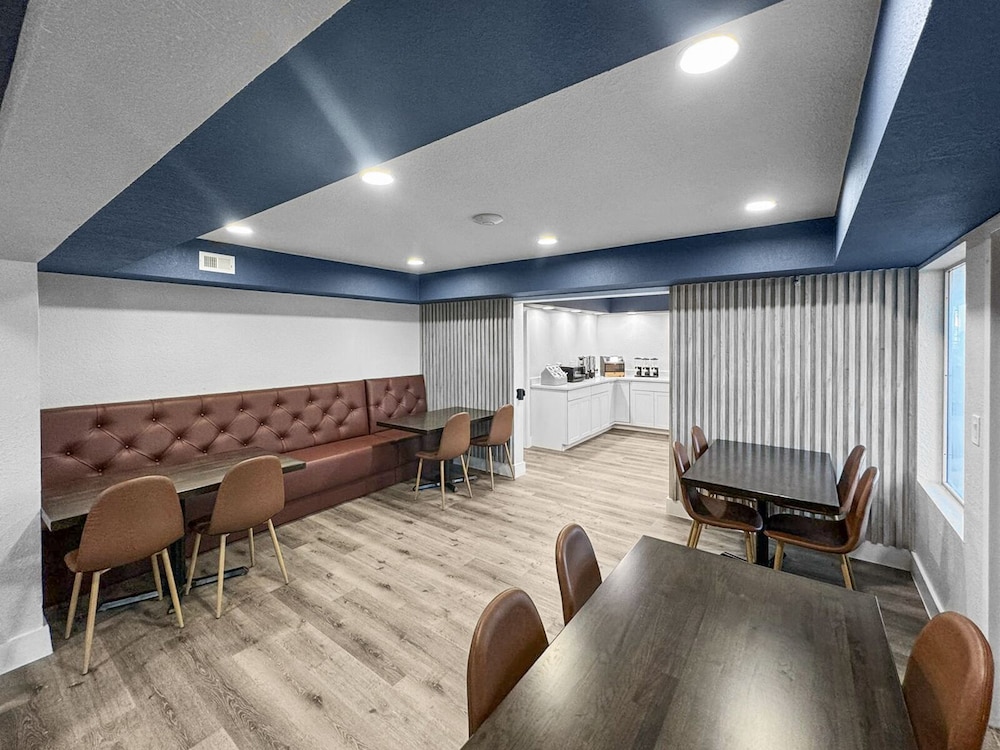 Super 8 by Wyndham Orlando Near Florida Mall 33/54