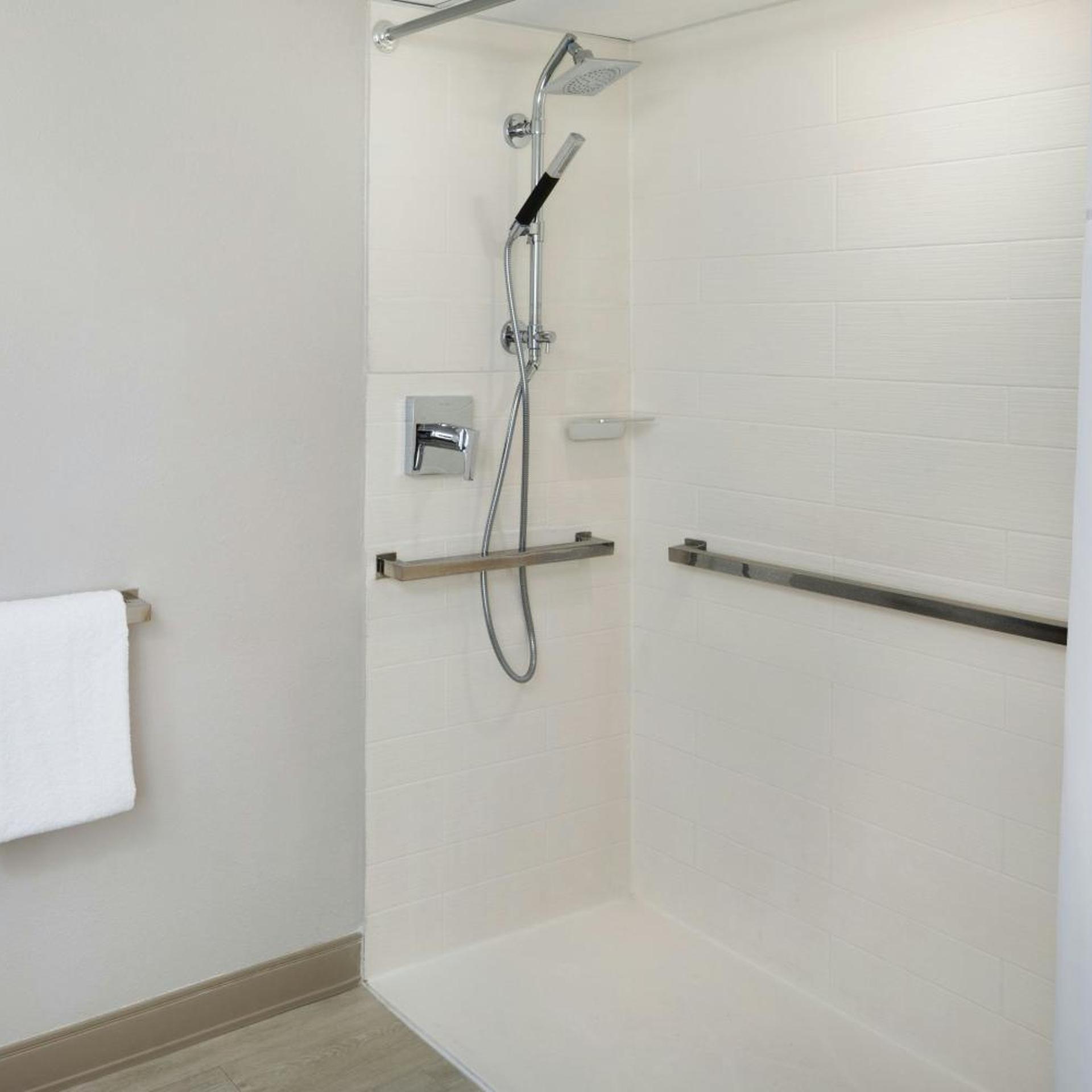 غرفة بسرير كينج بحوض استحمام لذوي الإعاقة، Marriott Miami Airport 10/10