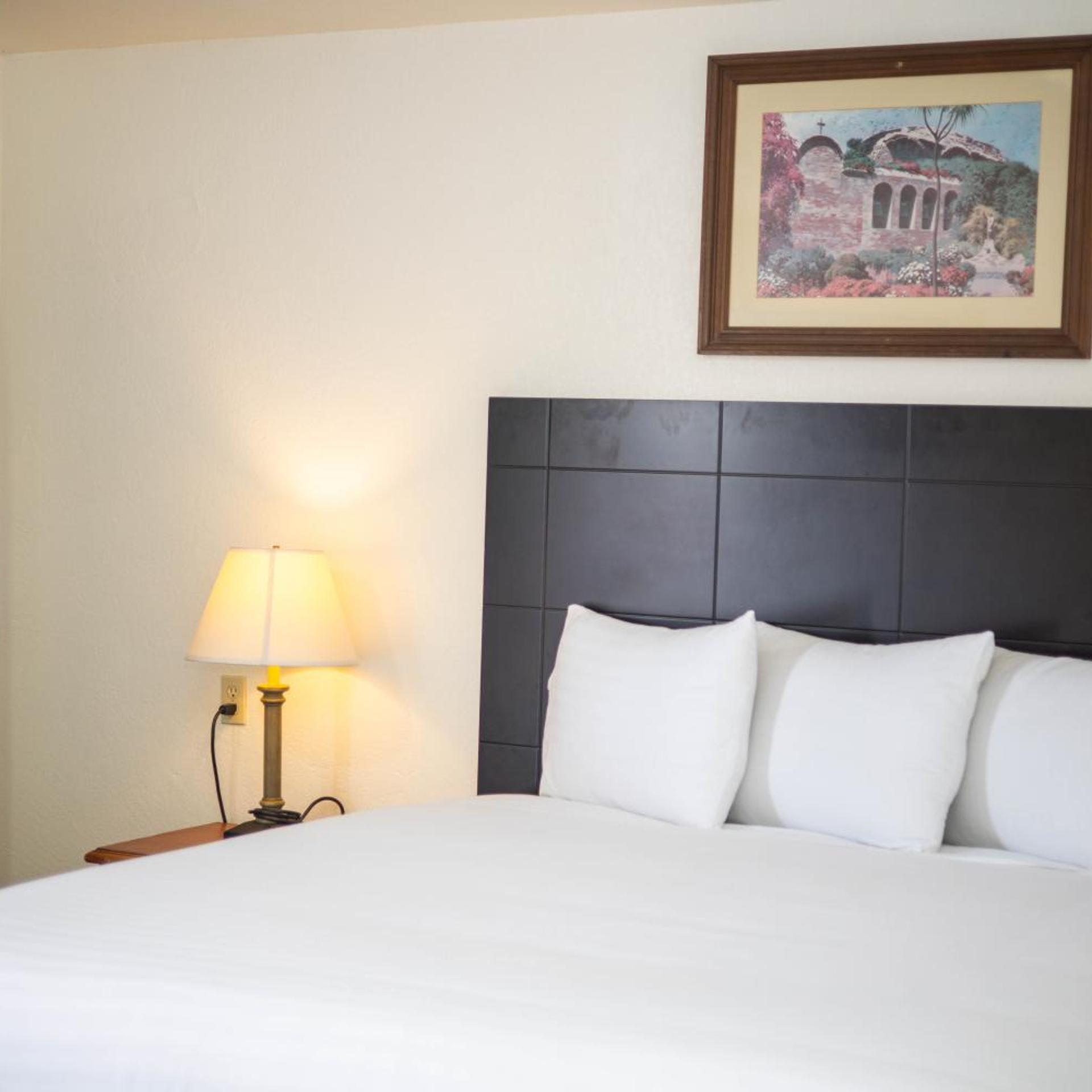 Deluxe Inn 19/25