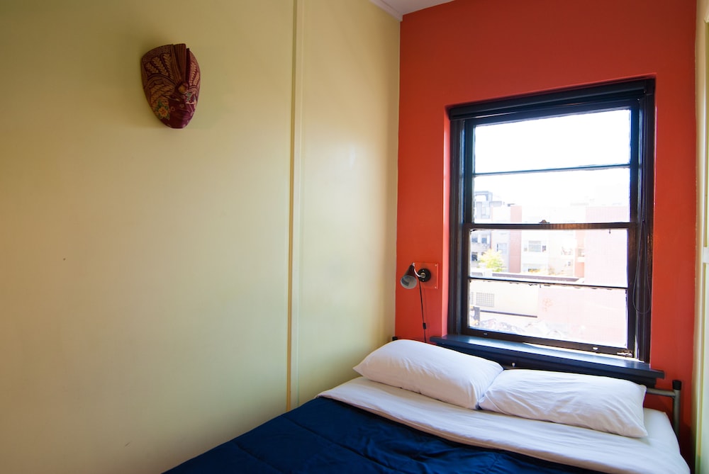Ocean Island Inn Backpackers Suites Hostel 12/79