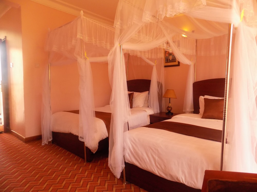 Entebbe Travelle'rs Inn 20/50