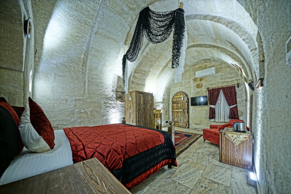 Maccan Cave Hotel 55/70